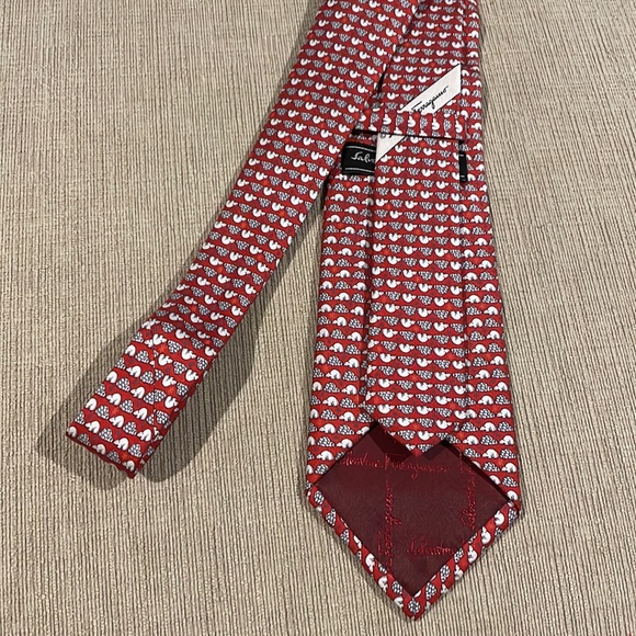 100% silk Salvatore Ferragamo Polar Bear and Igloo Tie - Picture 4 of 5